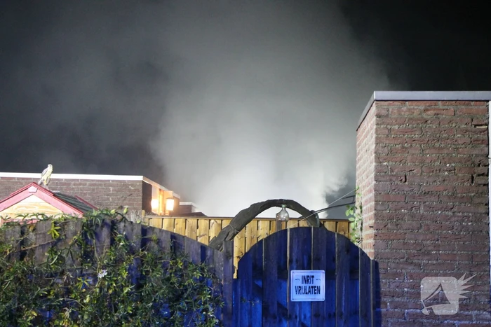 Uitslaande brand in twee schuren