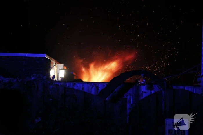 Uitslaande brand in twee schuren