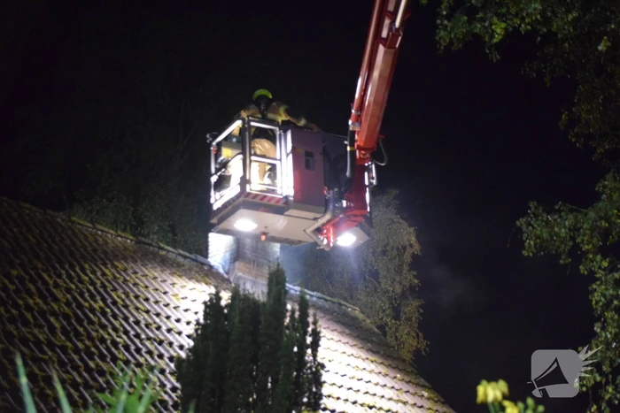 Brand in schoorsteen van woning