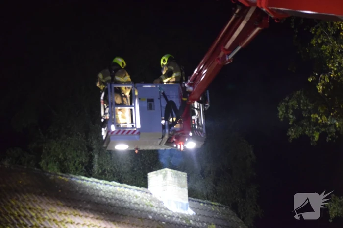Brand in schoorsteen van woning