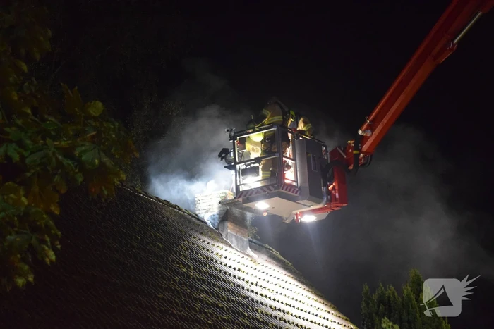 Brand in schoorsteen van woning
