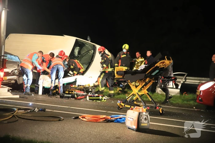 Persoon overleden bij zwaar ongeval tussen meerdere voertuigen