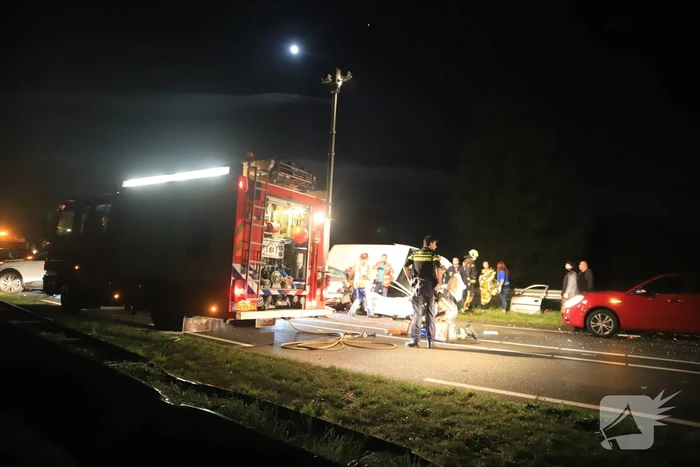 Persoon overleden bij zwaar ongeval tussen meerdere voertuigen