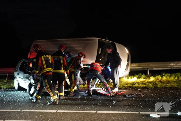 Persoon overleden bij zwaar ongeval tussen meerdere voertuigen