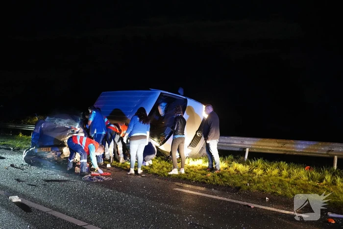 Persoon overleden bij zwaar ongeval tussen meerdere voertuigen