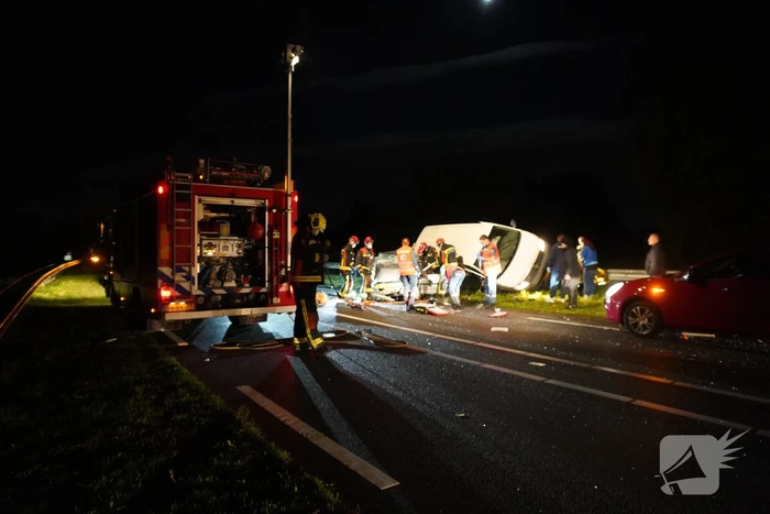 Persoon overleden bij zwaar ongeval tussen meerdere voertuigen