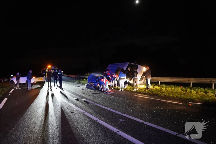 Persoon overleden bij zwaar ongeval tussen meerdere voertuigen