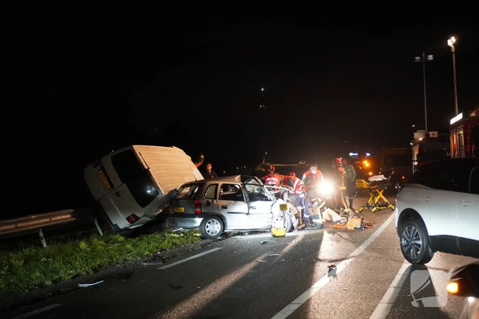 Persoon overleden bij zwaar ongeval tussen meerdere voertuigen