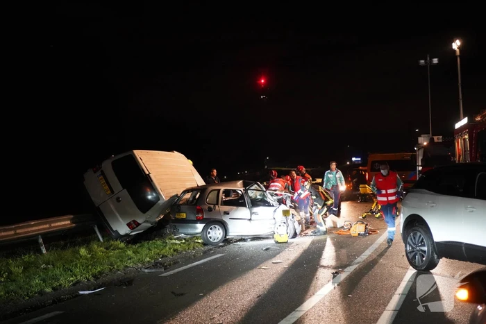 Persoon overleden bij zwaar ongeval tussen meerdere voertuigen
