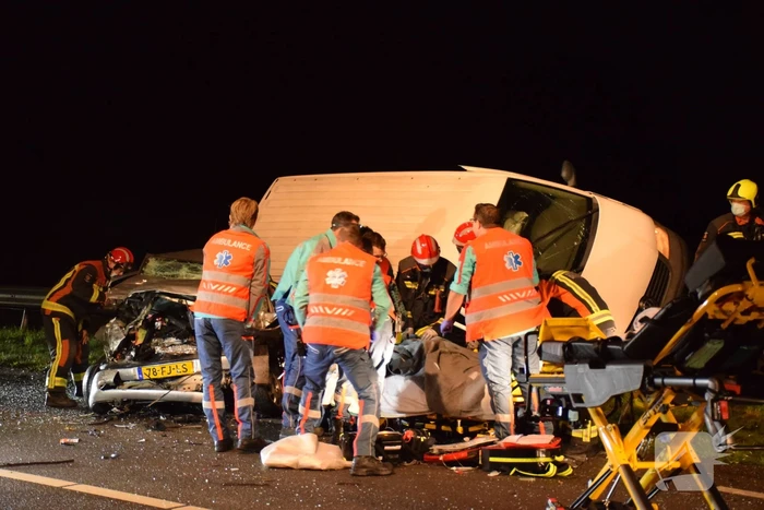 Persoon overleden bij zwaar ongeval tussen meerdere voertuigen