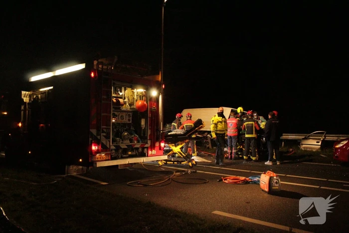 Persoon overleden bij zwaar ongeval tussen meerdere voertuigen