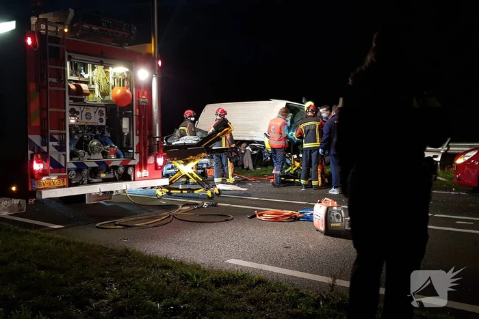 Persoon overleden bij zwaar ongeval tussen meerdere voertuigen