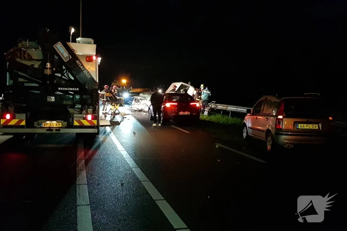 Persoon overleden bij zwaar ongeval tussen meerdere voertuigen
