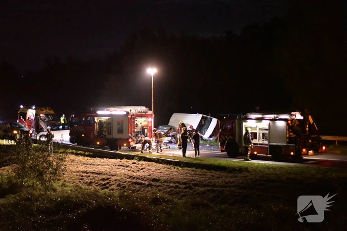 Persoon overleden bij zwaar ongeval tussen meerdere voertuigen