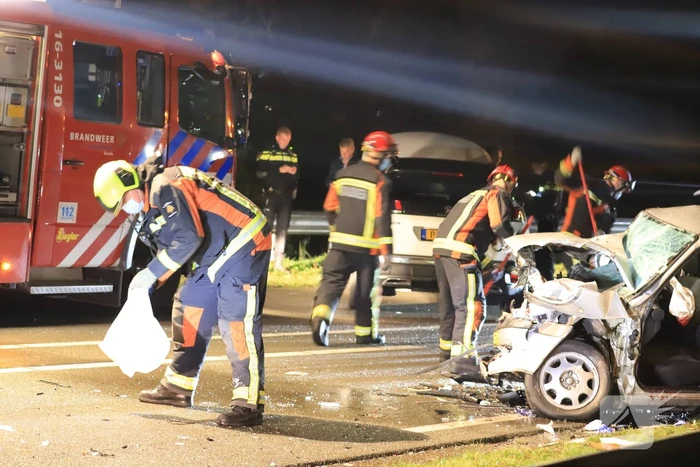 Persoon overleden bij zwaar ongeval tussen meerdere voertuigen
