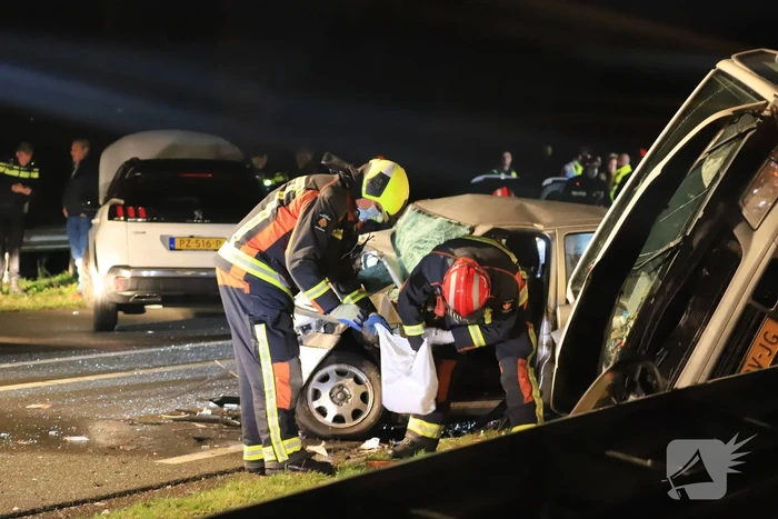 Persoon overleden bij zwaar ongeval tussen meerdere voertuigen