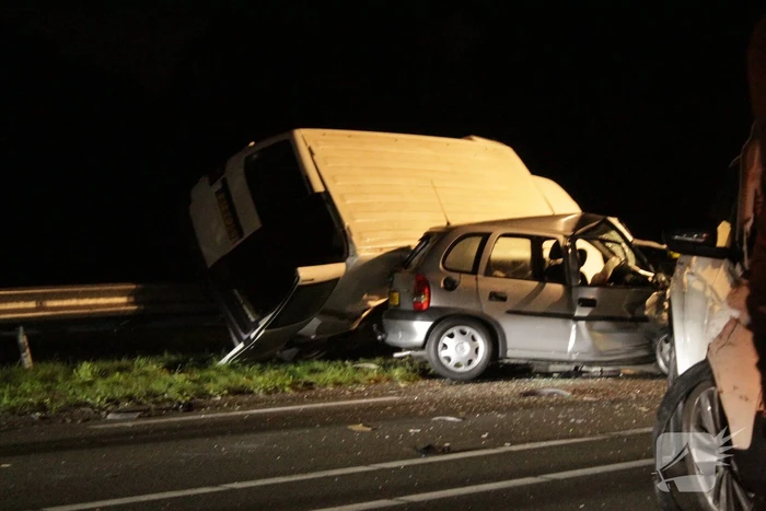 Persoon overleden bij zwaar ongeval tussen meerdere voertuigen