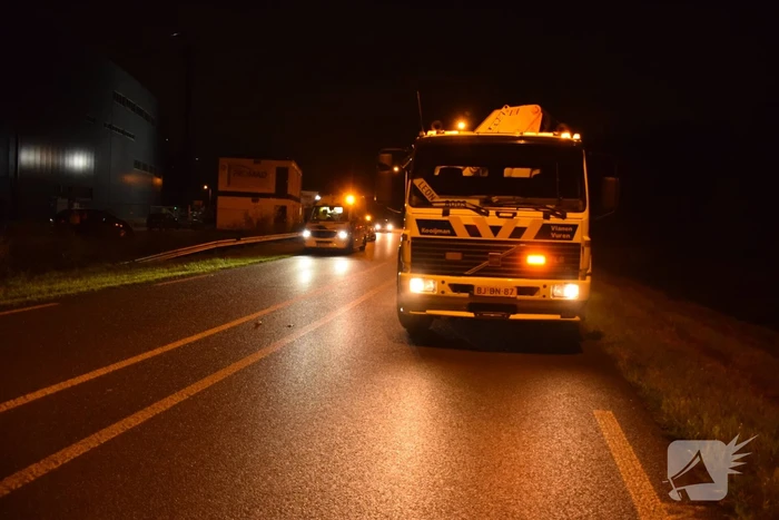 Auto belandt op de kop in de sloot