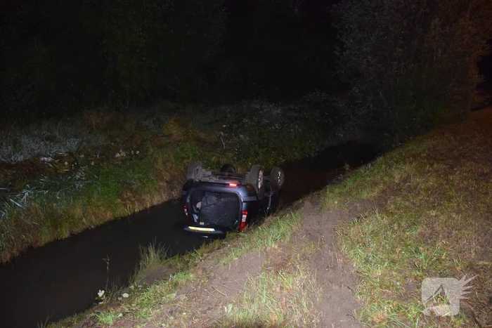 Auto belandt op de kop in de sloot