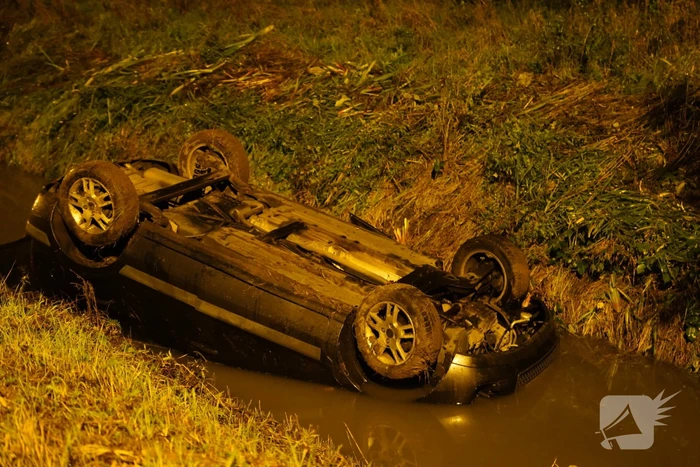Auto belandt op de kop in de sloot