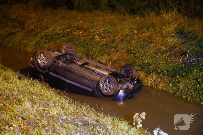 Auto belandt op de kop in de sloot