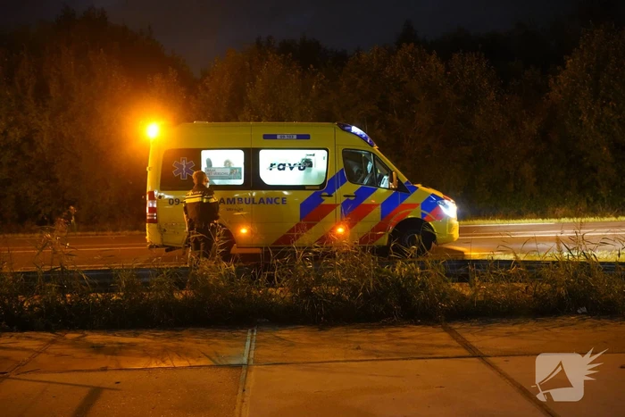 Auto belandt op de kop in de sloot