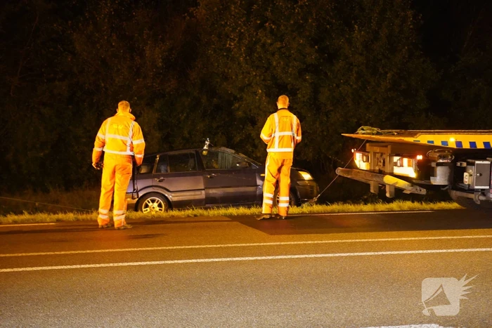 Auto belandt op de kop in de sloot