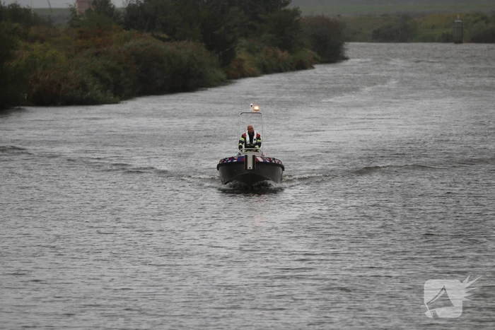 Brandweer plaats olieschermen voor lekkend zeilschip