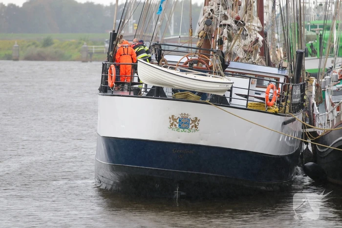 Brandweer plaats olieschermen voor lekkend zeilschip