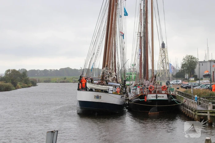 Brandweer plaats olieschermen voor lekkend zeilschip