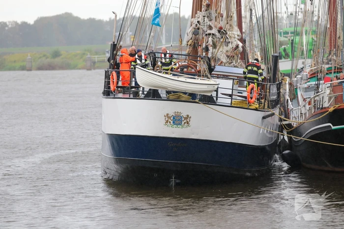 Brandweer plaats olieschermen voor lekkend zeilschip