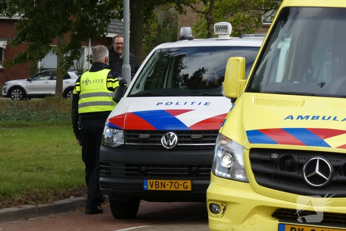 Persoon rijdt met scootmobiel water in