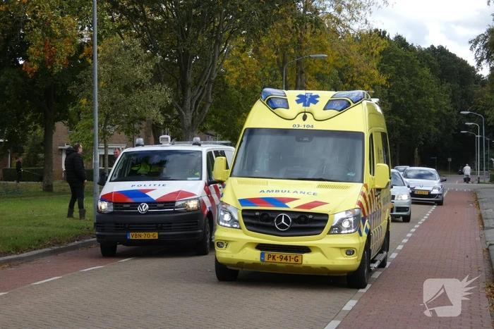 Persoon rijdt met scootmobiel water in