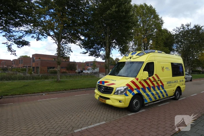 Persoon rijdt met scootmobiel water in