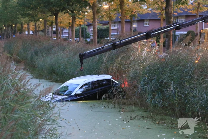 Auto rolt het water in