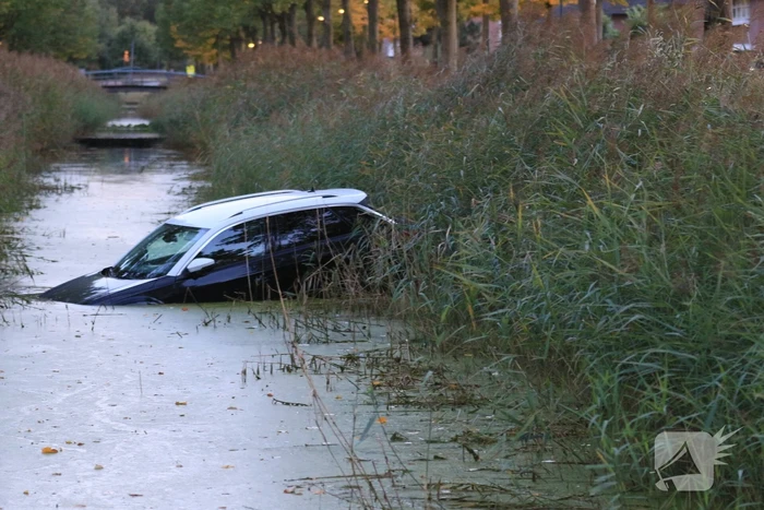 Auto rolt het water in