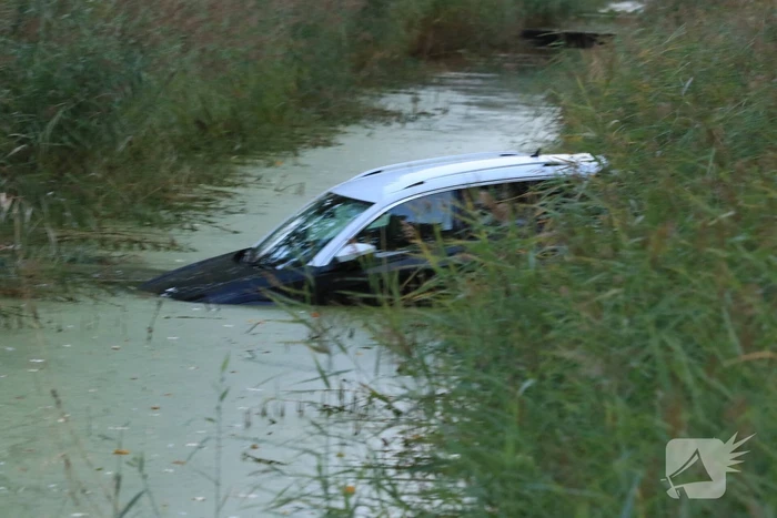Auto rolt het water in