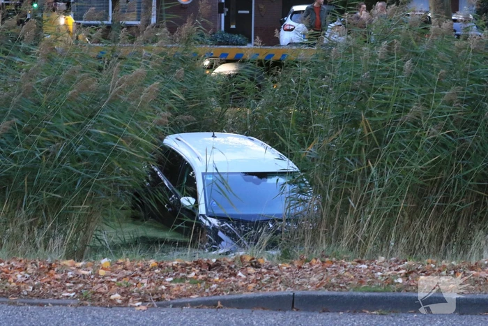Auto rolt het water in