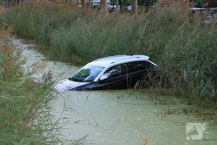 Auto rolt het water in