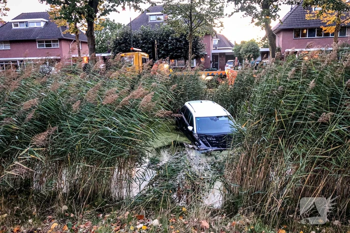 Auto rolt het water in