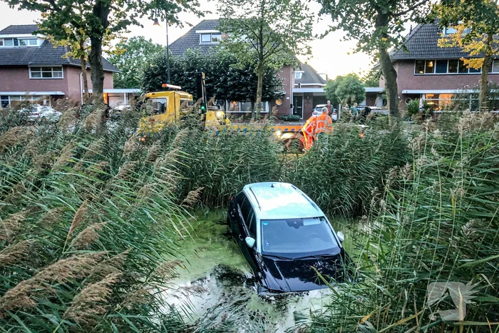 Auto rolt het water in