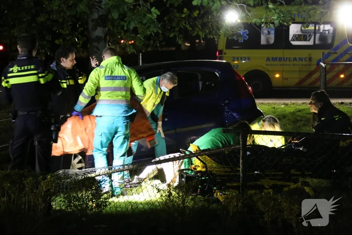 Automobilist verliest macht over het stuur en raakt boom