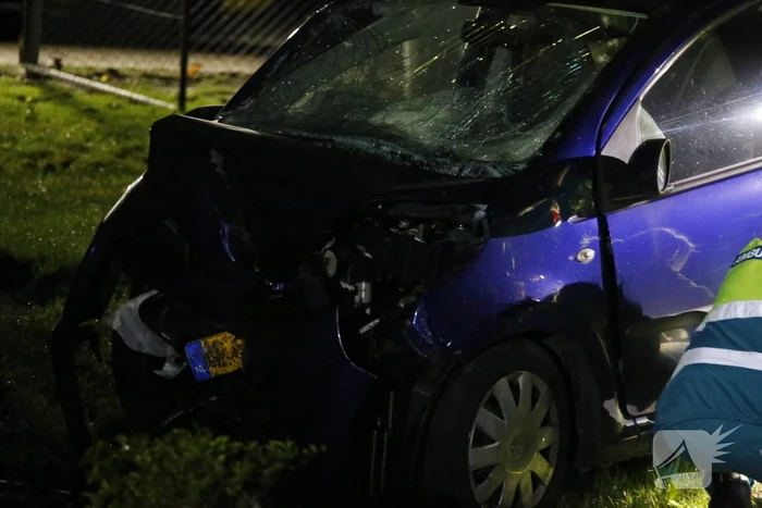 Automobilist verliest macht over het stuur en raakt boom