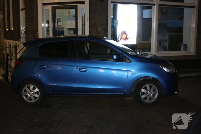 Automobilist parkeert auto op paal