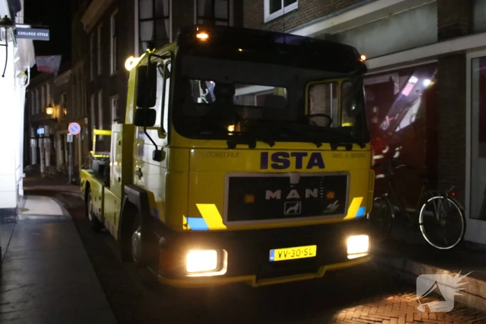Automobilist parkeert auto op paal