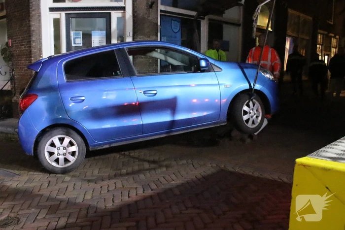 Automobilist parkeert auto op paal