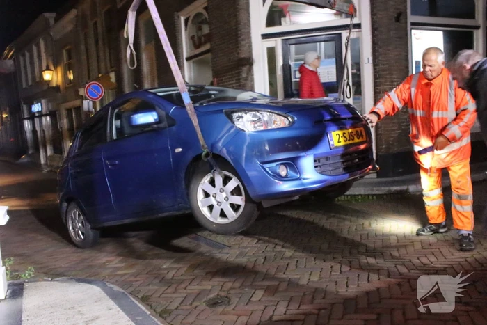 Automobilist parkeert auto op paal
