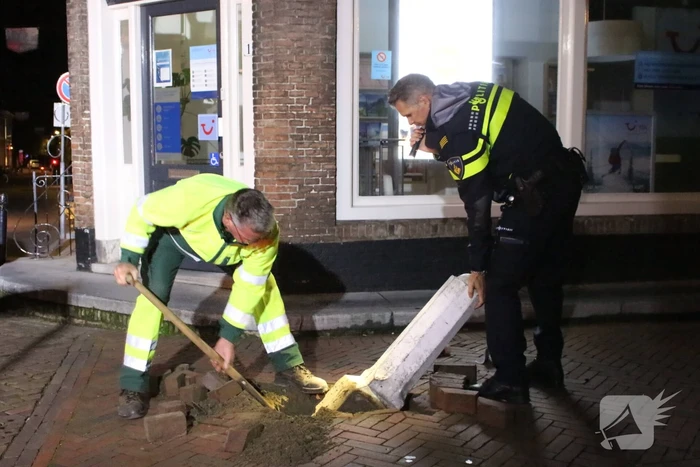 Automobilist parkeert auto op paal