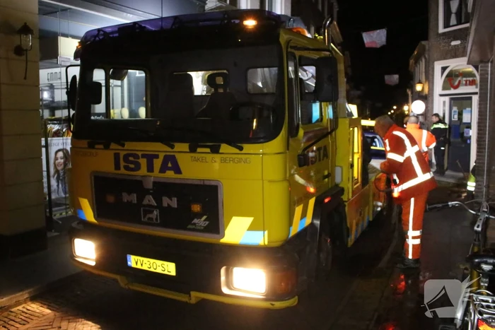 Automobilist parkeert auto op paal