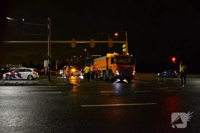 Vrachtwagen botst op kruising met personenwagen